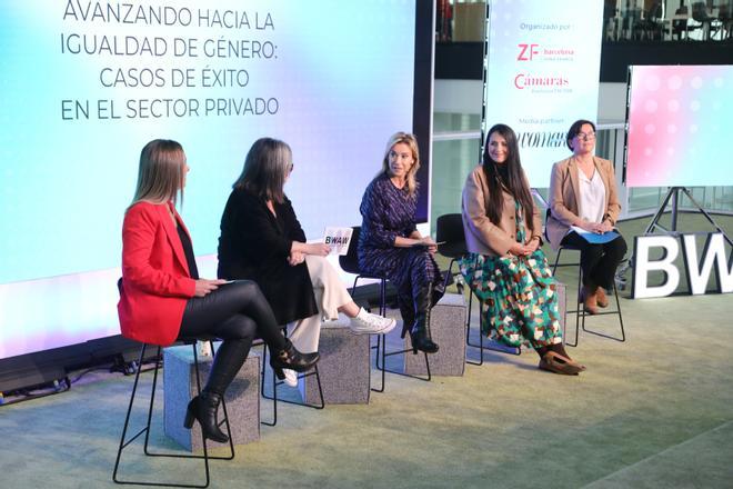 Lucila Ballarino, Peña Solano, Anna Gener, Sara Castro y Ángeles Delgado en el debate sobre el rol de la mujer en la empresa privada.