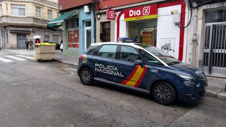 Un vehículo de la Policía Nacional, ante un supermercado en Monte Alto.