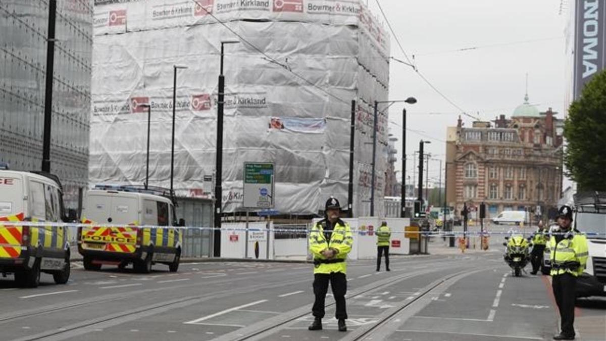 dcaminal38581987 police keep guard on a cordoned area in manchester  england 170524115714