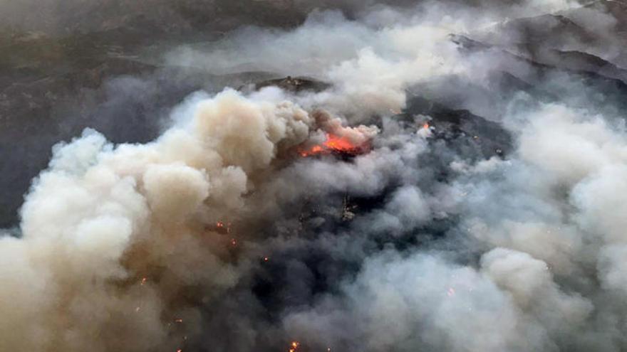 Imagen del incendio de la cumbre de Gran Canaria tomada por un helicóptero de la Guardia Civil