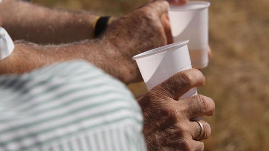 Aficionados descansan con un refresco durante el encierro.