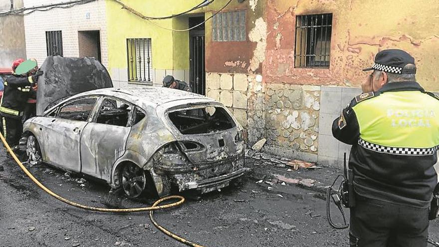 Un incendio afecta a 3 coches y 2 fachadas en burriana