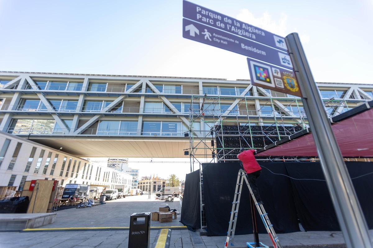 Así es el montaje de la zona "gastro" del Benidorm Fest y los exteriores del Palau
