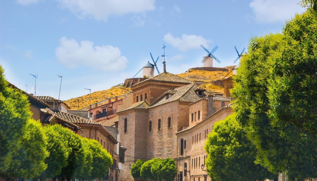El paisaje de molinos tras las casas de Consuegra