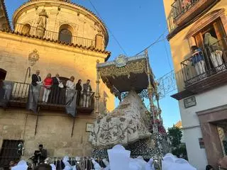 Finaliza la restauración del manto blanco de la Virgen de Araceli de Lucena