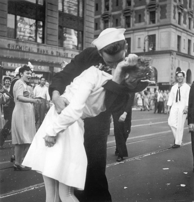 El beso del marinero y la enfermera que simbolizó el fin de la Segunda Guerra Mundial