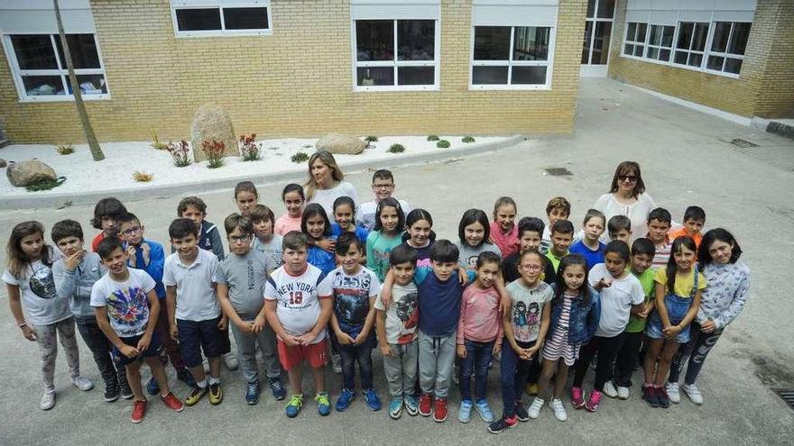 Los alumnos de cuarto de Primaria con las profesoras que coordinaron su proyecto. // Iñaki Abella