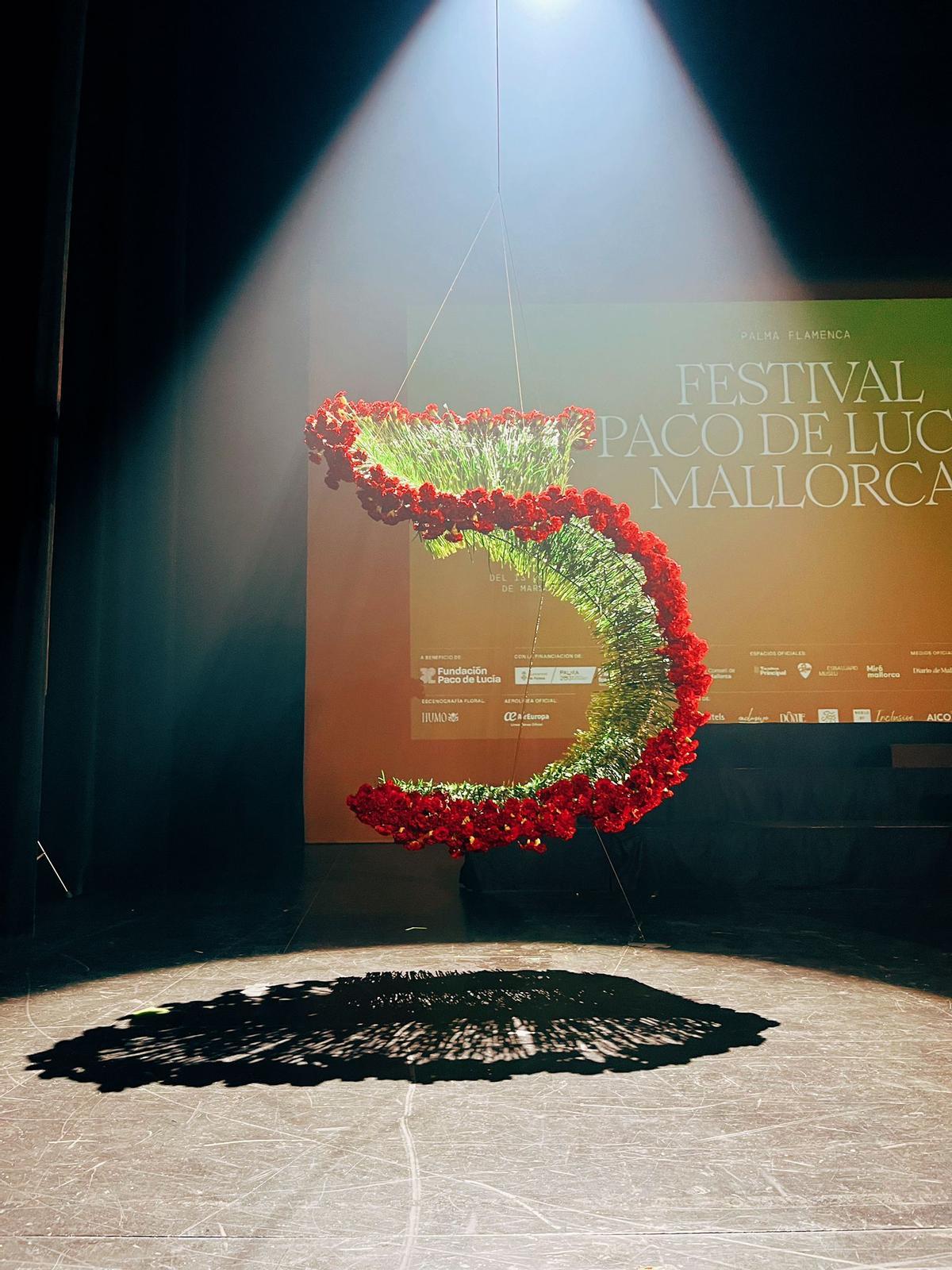La instalación artística de claveles diseñada para el festival Paco de Lucía