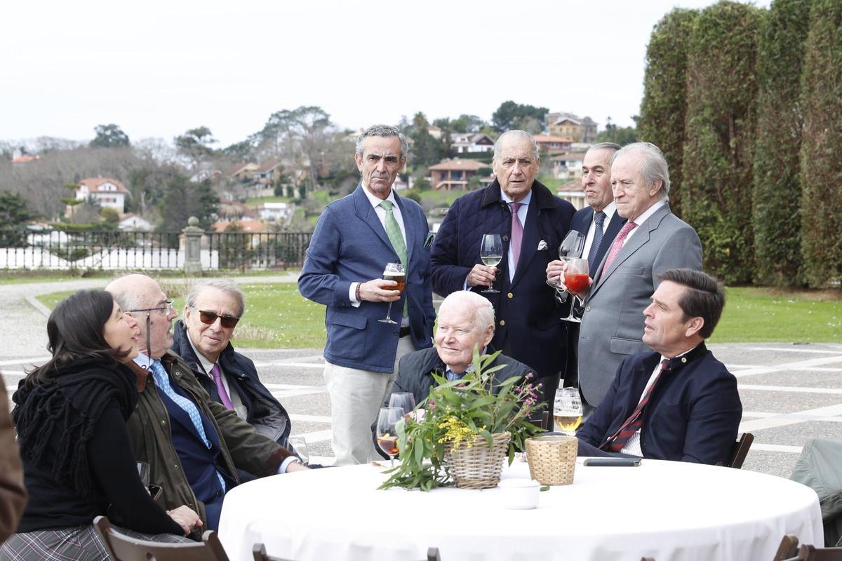 La peña taurina Dávila Miura entrega su premio al mejor toro de la feria de Gijón (en imágenes)