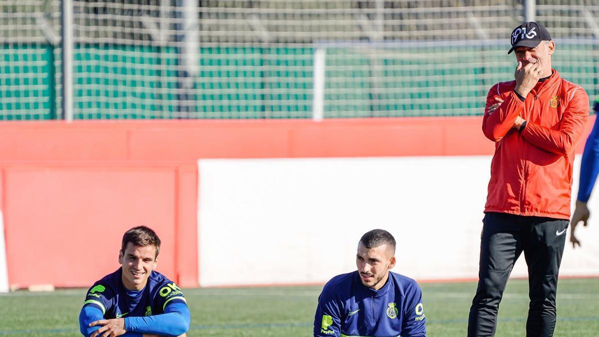 Luis García, junto a Antonio Sánchez y Galarreta en un entreno de esta semana.