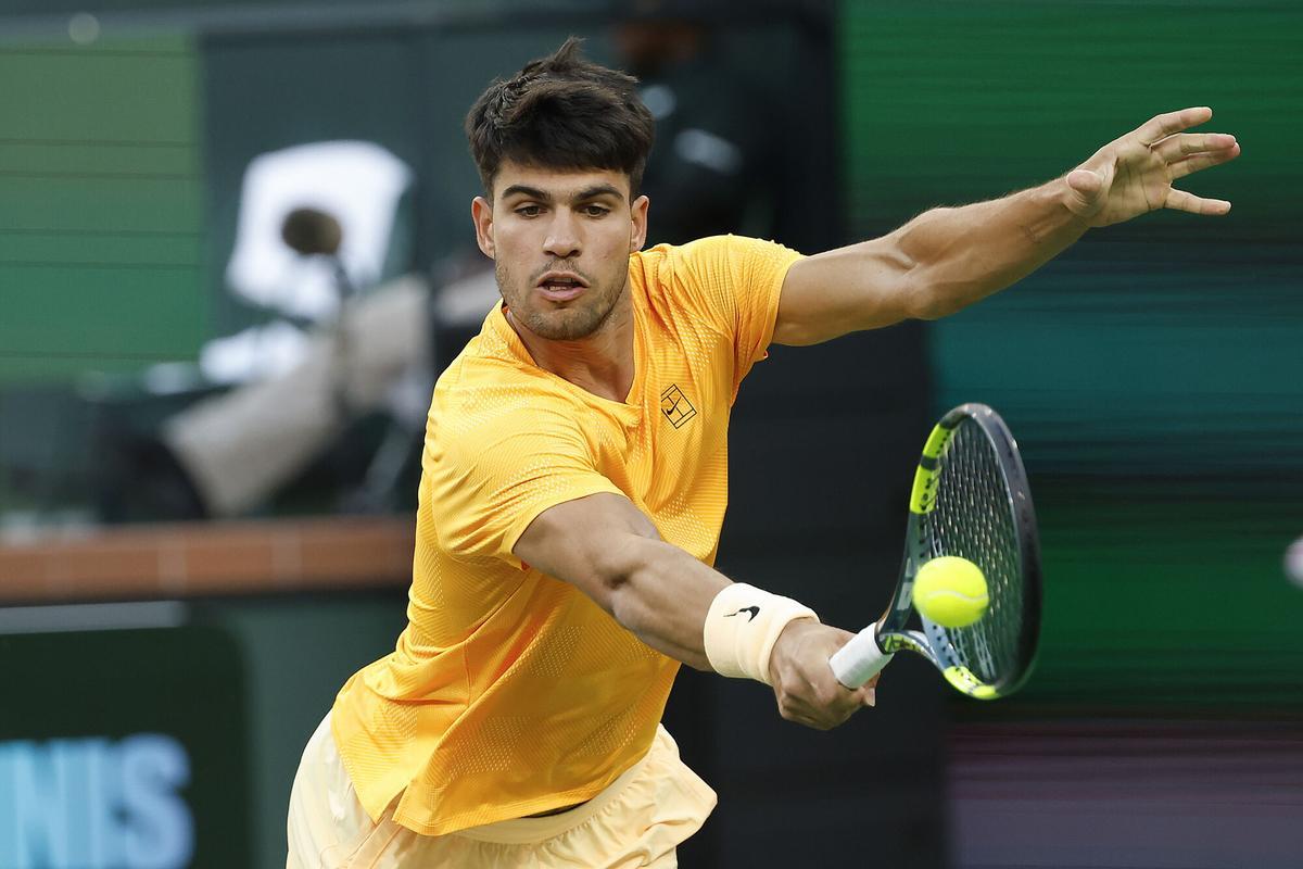 INDIAN WELLS (United States), 08/03/2026.- Carlos Alcaraz of Spain in action during the men’s singles match against Grigor Dimitrov of Bulgaria on day 4 of the BNP Paribas Open tennis tournament in Indian Wells, California, USA, 07 March 2026. (Tenis, España) EFE/EPA/JOHN G. MABANGLO