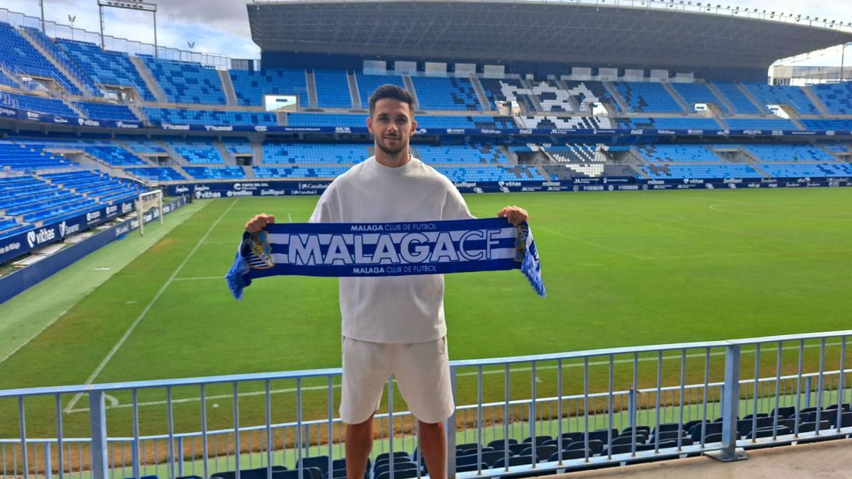 Nélson Monte, jugador del Málaga CF, posa para La Opinión de Málaga en La Rosaleda.