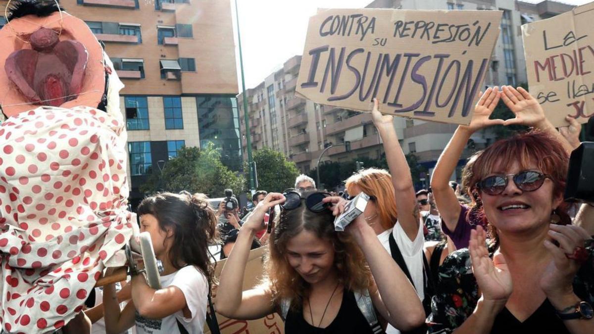 Masha (centro) durante una protesta en Sevilla en 2019.