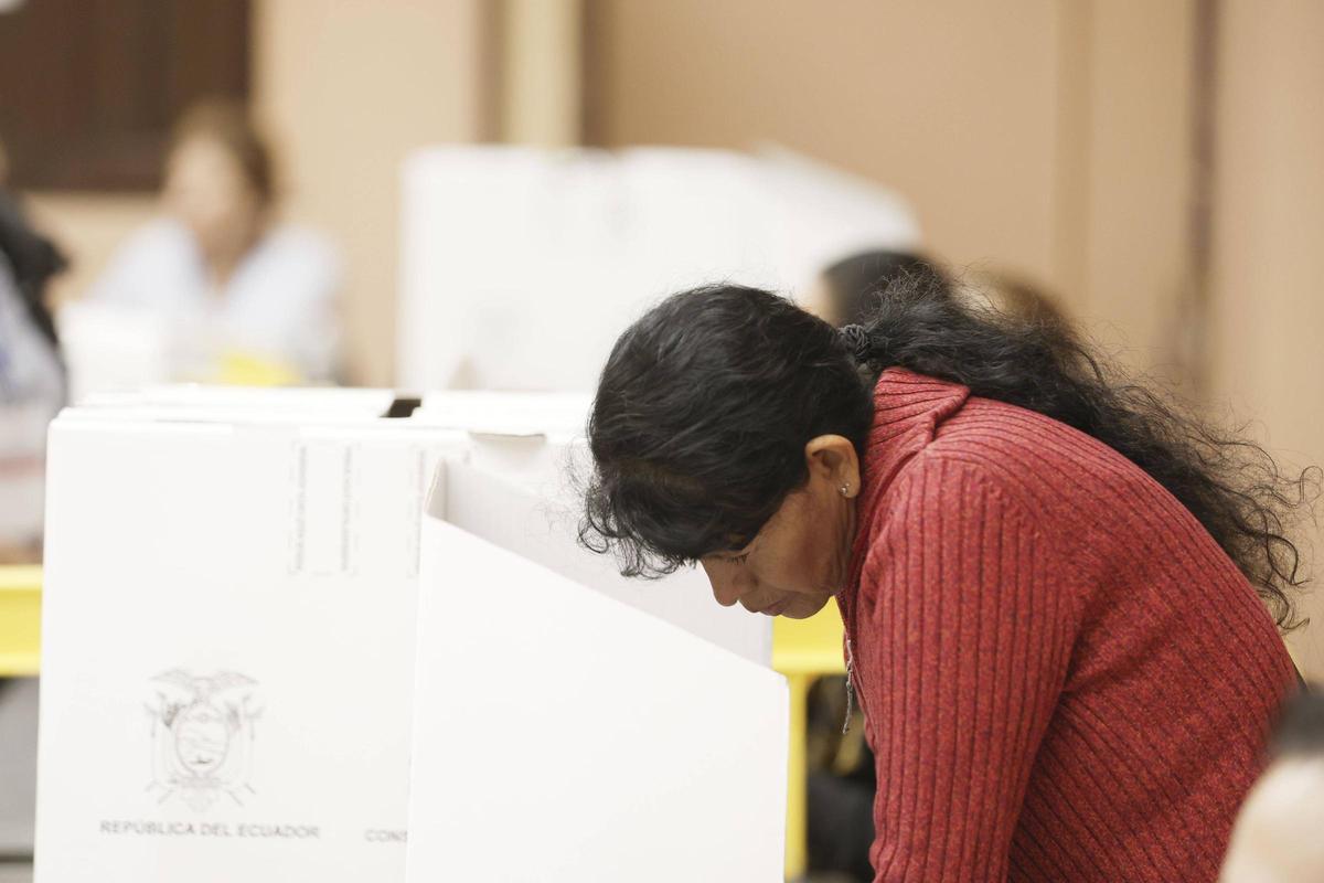 Los ecuatorianos tenían que pronunciarse sobre cuatro cuestiones en las urnas.
