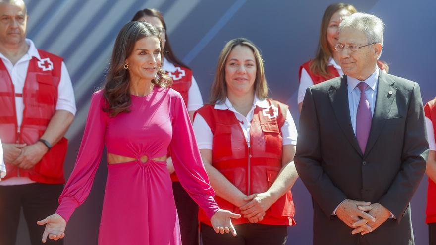 El atrevido vestido fucsia de la reina Letizia se compra en Torrent y cuesta menos de 65 euros