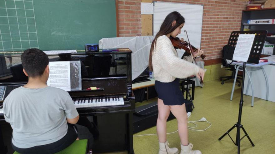 Dos alumnos durante la audición en la Escuela de Música en la tarde de ayer. | E. P.