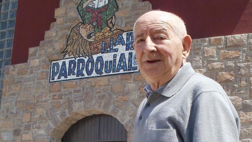 Joan Bajona, el 2011, davant l&#039;església, amb un dels seus mosaics