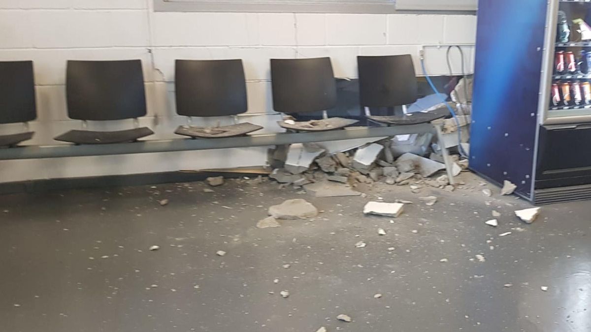 La paret afectada i la zona d'espera de la ITV