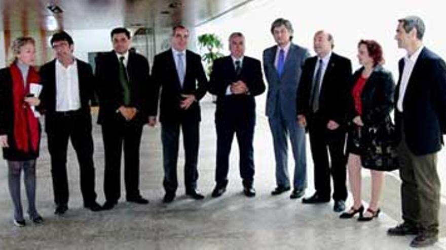 Políticos, sindicatos y patronal, de la mano para cambiar el modelo productivo de Extremadura