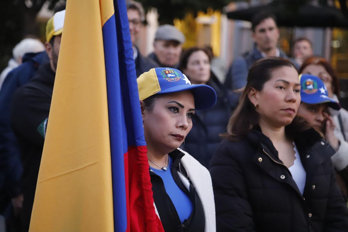 Una mujer durante la concentración de venezolanos en la plaza de Las Tendillas en enero de 2025.