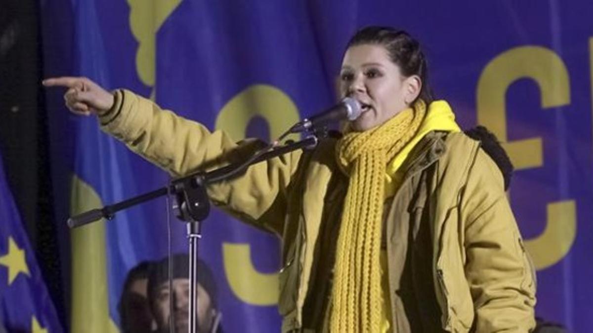 La cantante Ruslana Lyzhychko, ganadora de Eurovisión en el 2004, se dirige a los manifestantes, este miércoles.