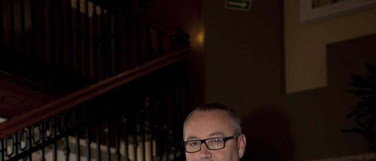 José Ramón López, director de &quot;Teatro Kumen&quot;, en las escaleras del Ayuntamiento de Langreo.