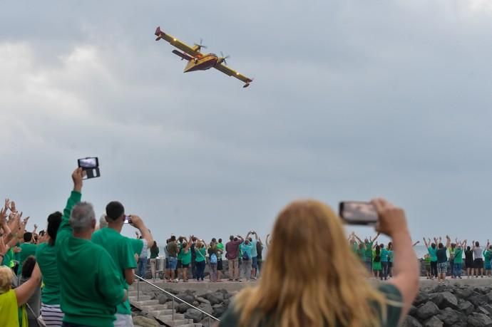 23-08-2019 LAS PALMAS DE GRAN CANARIA. Cadena humana en el paseo de Las Canteras contra el incendio  | 23/08/2019 | Fotógrafo: Andrés Cruz