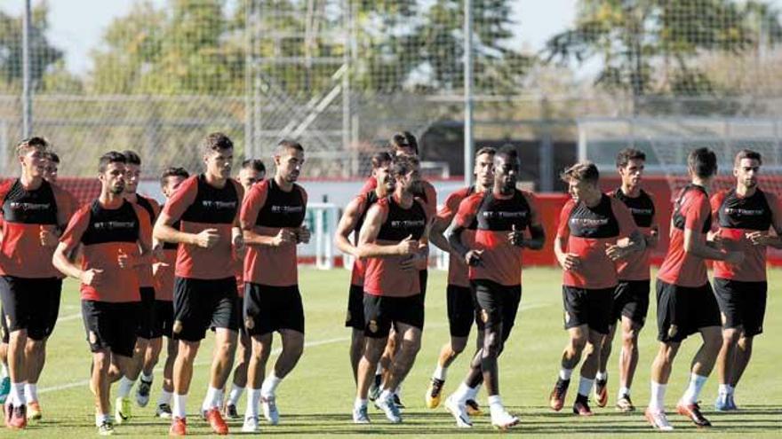 Los jugadores del Mallorca se ejercitanen Son Bibiloni.