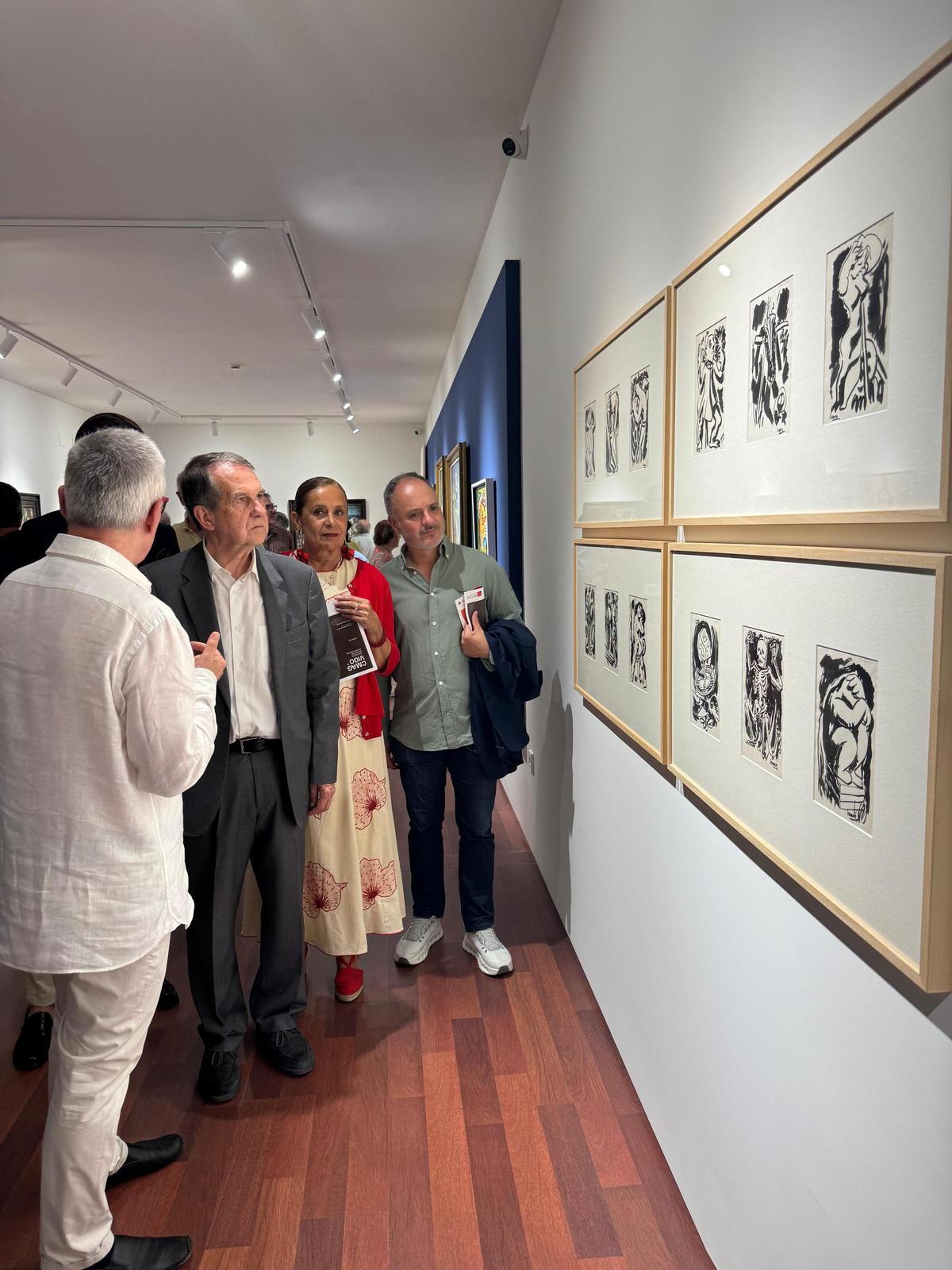 O alcalde, Abel Caballero, visitando a exposición o día da inauguración.