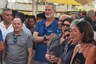 El rey asiste a un concierto de Jaume Anglada al terminar la regata en Palma