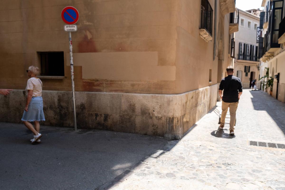 PALMA. Tapan el grafitti con pintada anti-turismo en el Instituto Balear de Turismo en la calle Montenegro