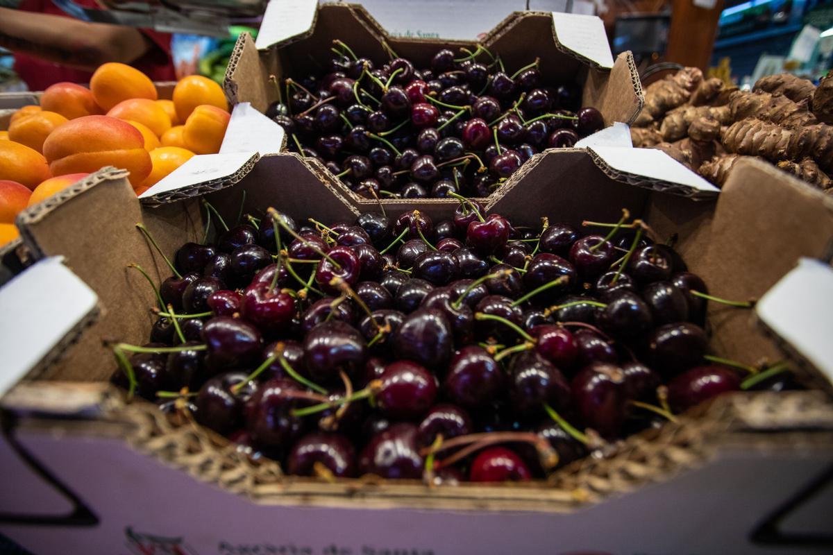Cerezas a la venta en el mercado municipal de la Concepció de Barcelona, el año pasado.