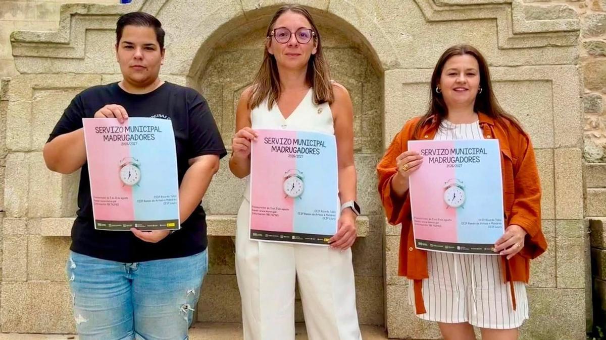 Pola esquerda, Maruxa Martínez, a alcaldesa, María Lago, e Laura Rivadeneira.