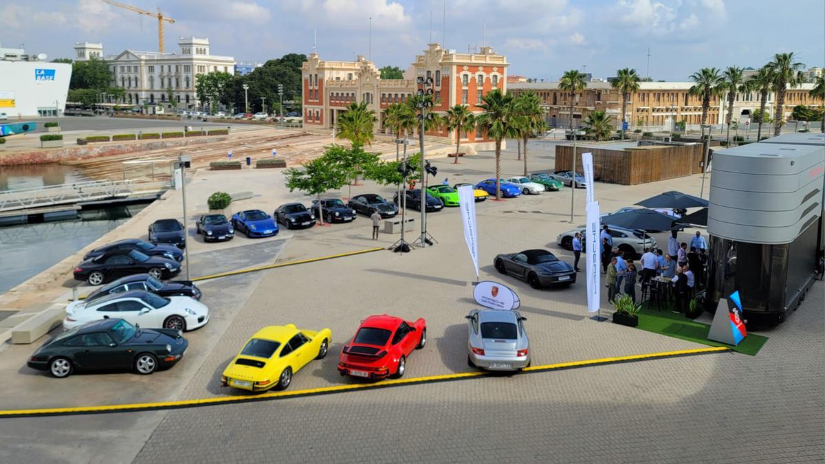 El Club Porsche visitó el Porsche Mobile durante su estancia en la Marina de València.