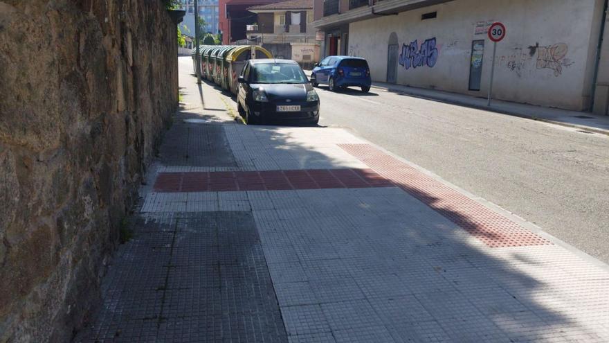 Peligro para los invidentes al cruzar pasos peatonales sin pintar con pavimento podotactil en Cangas