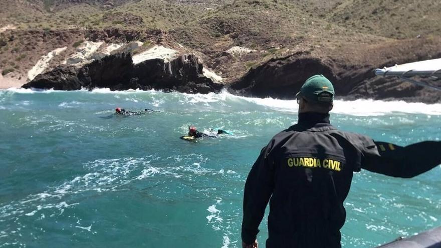 Un buceador halla el cuerpo sin vida de un hombre atrapado en unas rocas en el Parque Natural de Cabo de Gata-Níjar en Almería