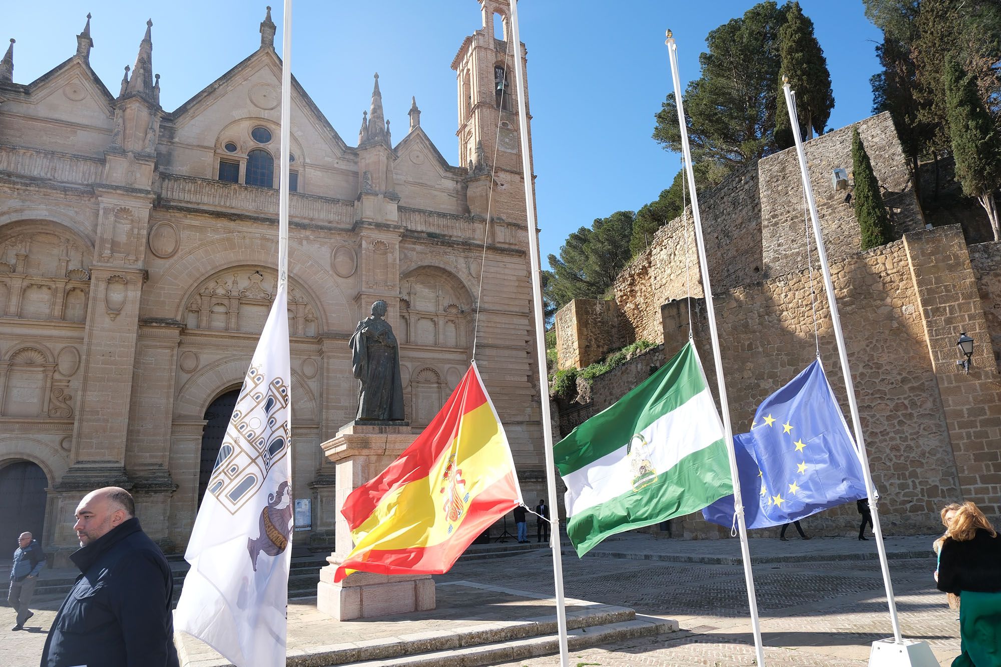 Izado de banderas con motivo del Día de Andalucía en Antequera.