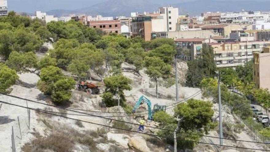 Las máquinas trabajan en la adecuación del espacio forestal en el Monte Tossal, con la Ronda del Castillo a la derecha.