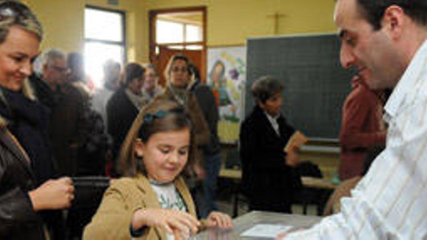 Mesa electoral en un colegio de Pontevedra. /  Gustavo  Santos