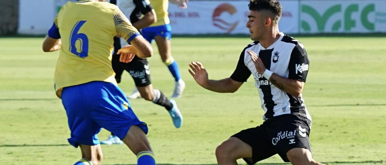 Alberto Moleiro –derecha– regatea al mediocentro defensivo del Cádiz, Jose Mari –6–; detrás Enzo mira la jugada. | | LOF