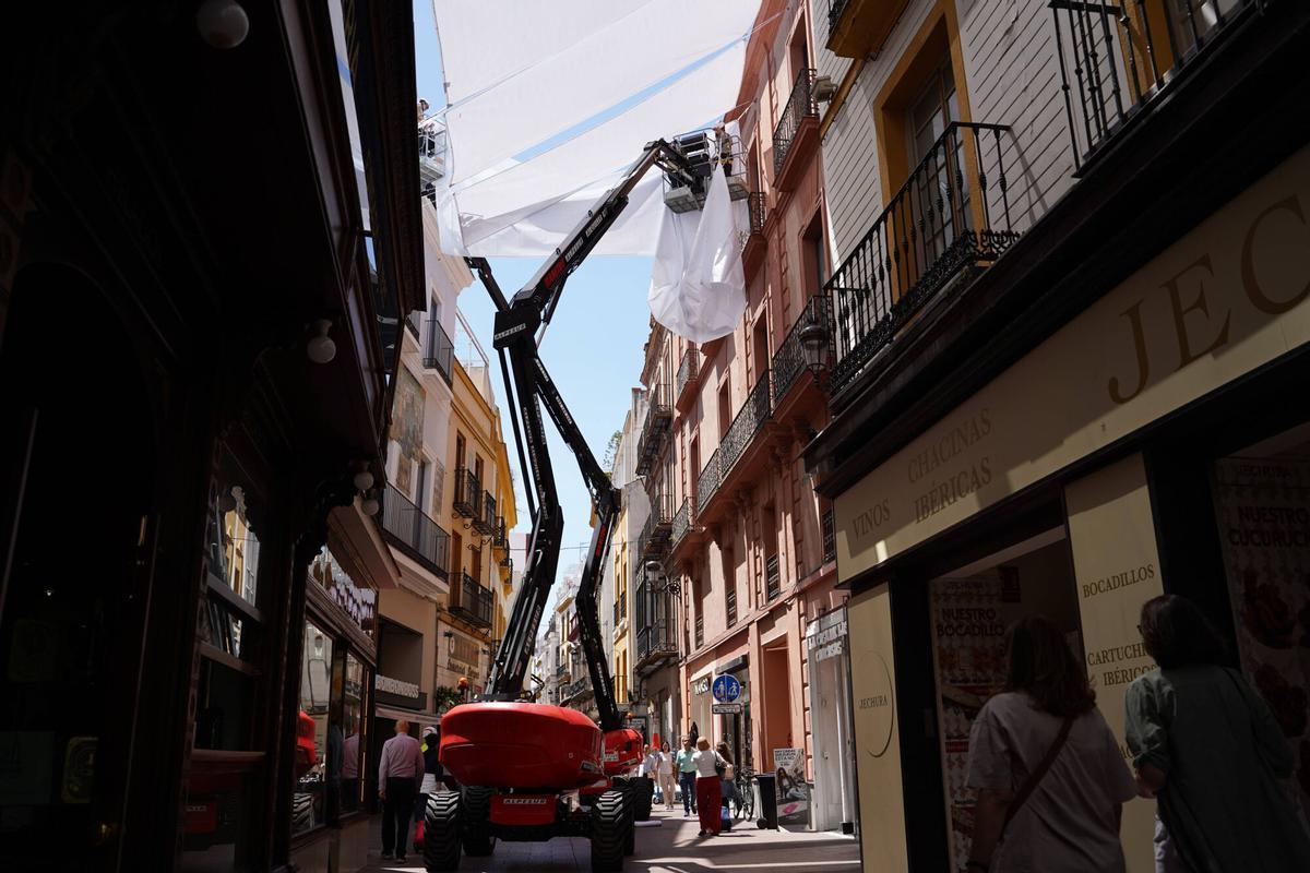 Instalación de toldos para dar sombra en la calle Sierpes, Sevilla