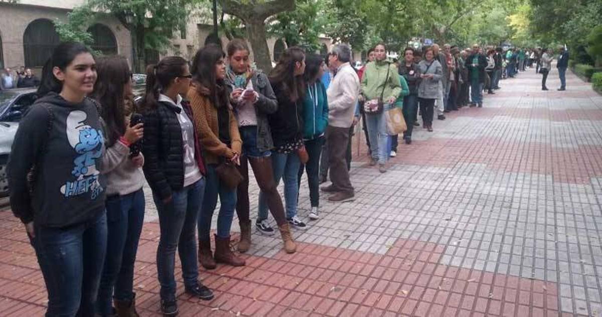 Cientos de extremeños forman una cadena contra la nueva ley de Educación