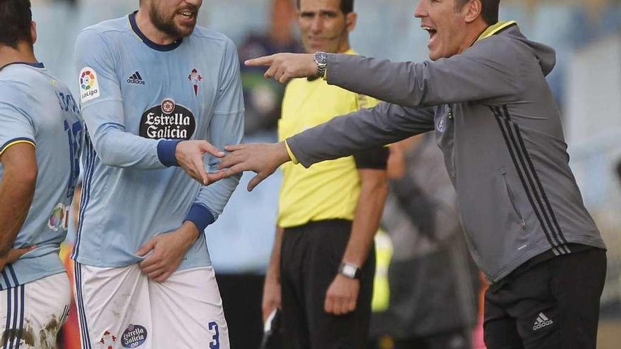 Eduardo Berizzo da instrucciones a Andreu Fontás durante el choque disputado ayer ante el Valencia en Balaídos. // Ricardo Grobas