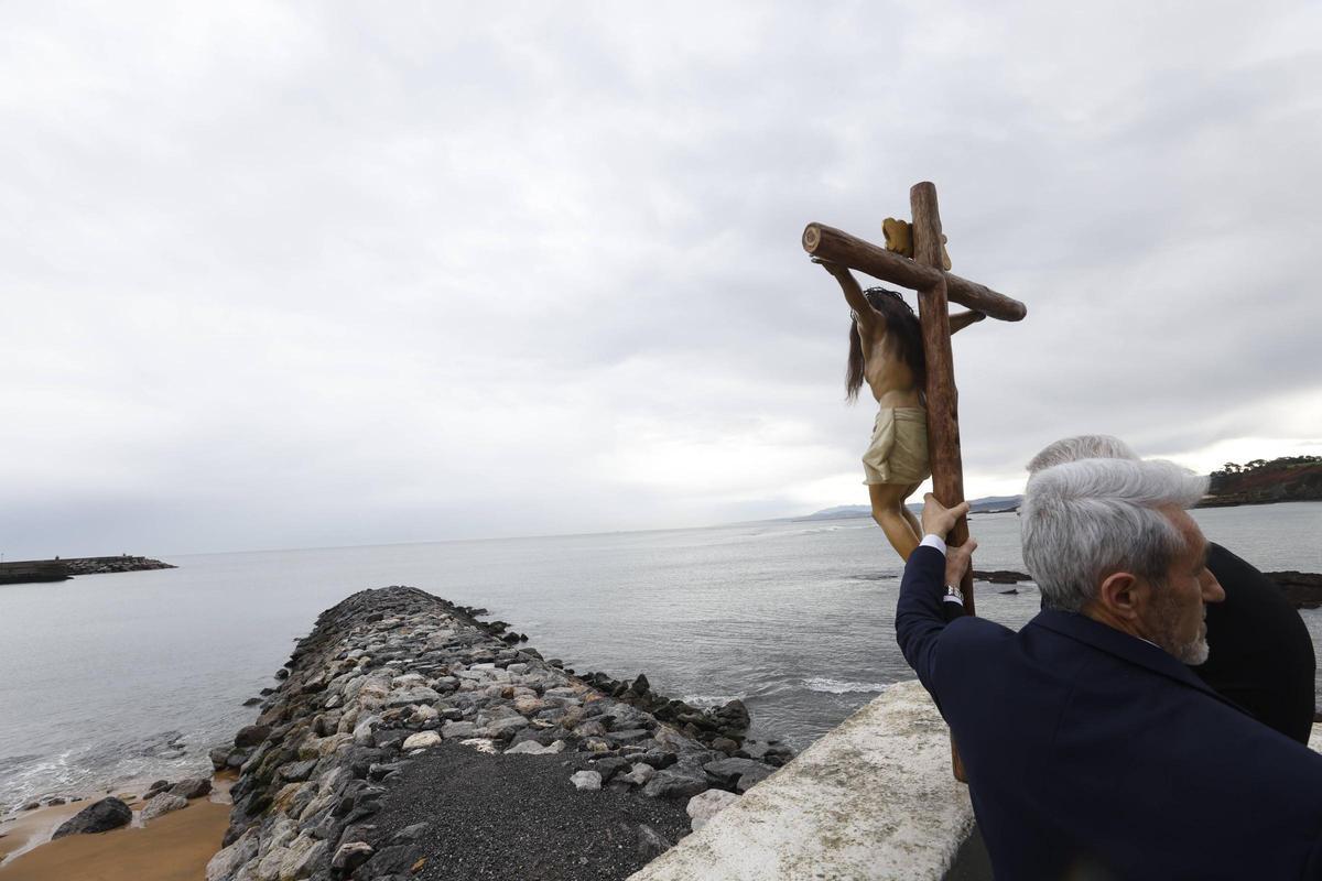 EN IMÁGENES: El cardenal Artime preside la fiesta del Socorro en Luanco, junto al Arzobispo y con la presencia de Adrián Barbón