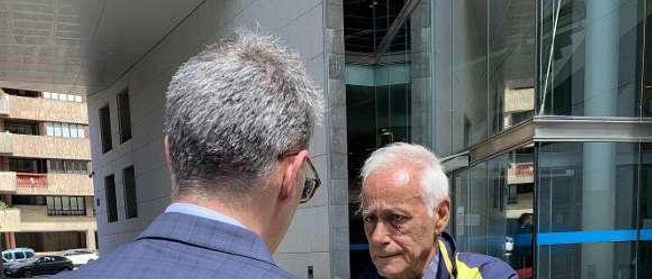 Roberto Álvarez conversa con su abogado, Gabriel Cuesta.