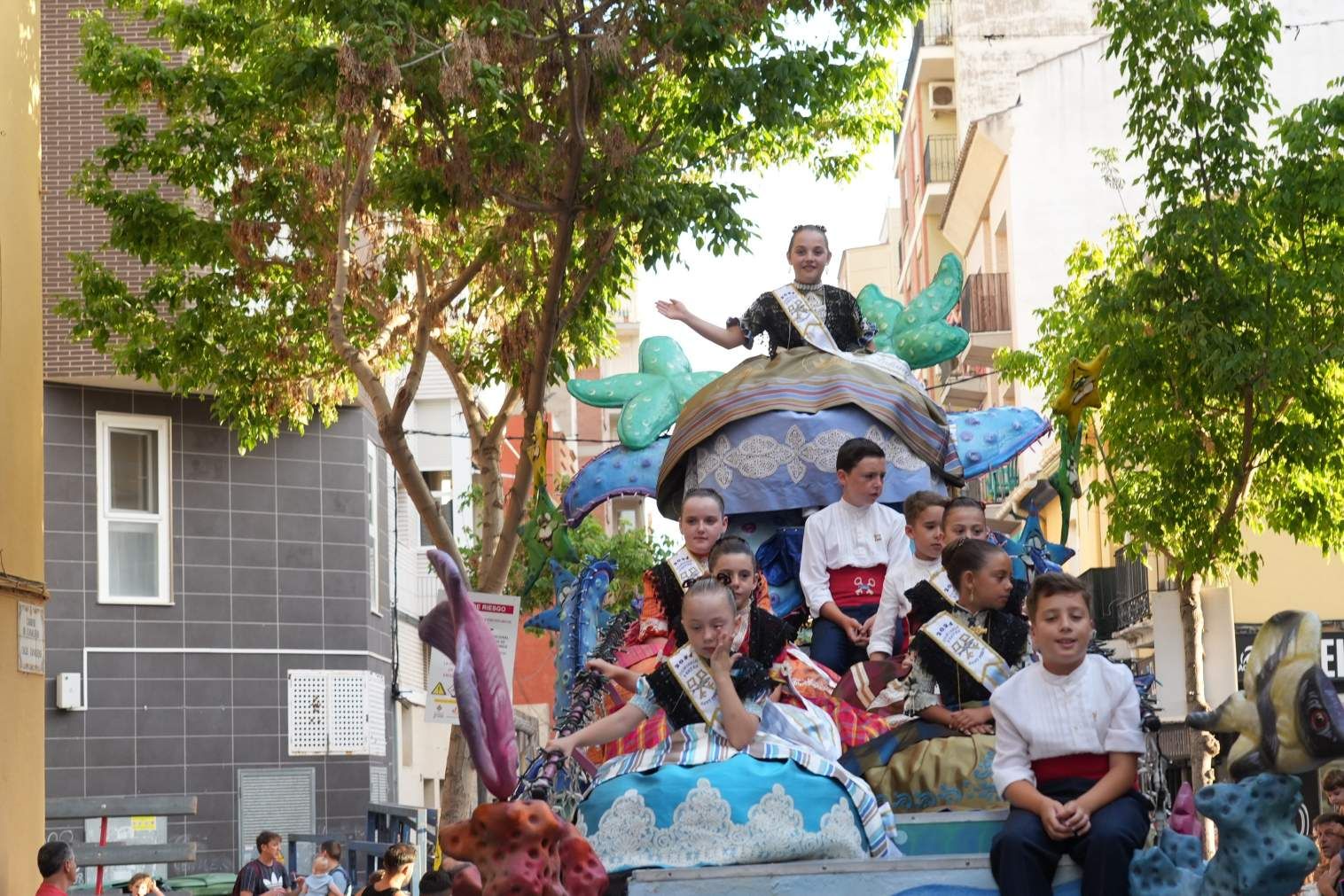 El Grau da inicio a las fiestas de Sant Pere con pólvora, bous y música