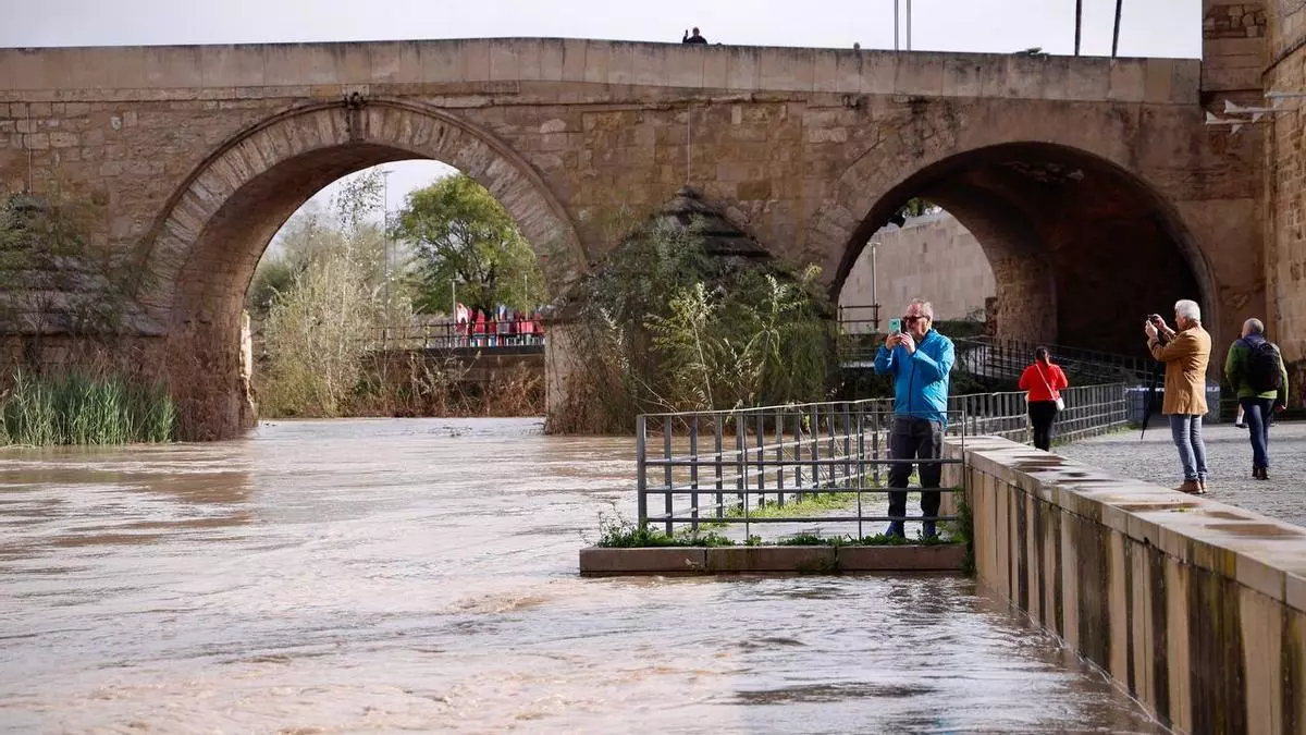 El caudal del Guadalquivir alcanza el nivel naranja a su paso por Córdoba
