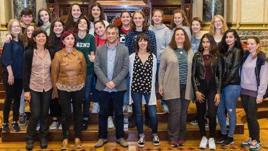 Alumnos alemanes de intercambio en el Zalaeta visitan el Ayuntamiento