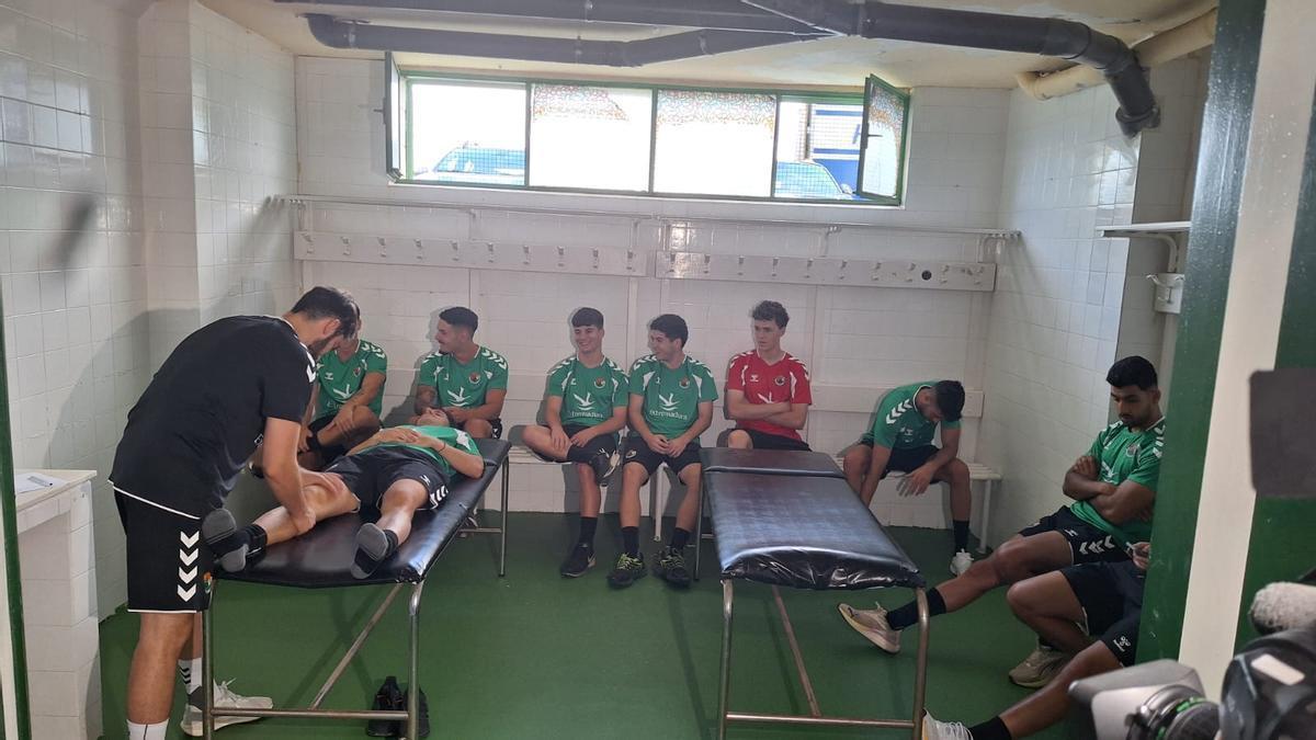 Varios jugadores del Cacereño esperan a recibir una sesión de fisioterapia tras pasar el reconocimiento médico.