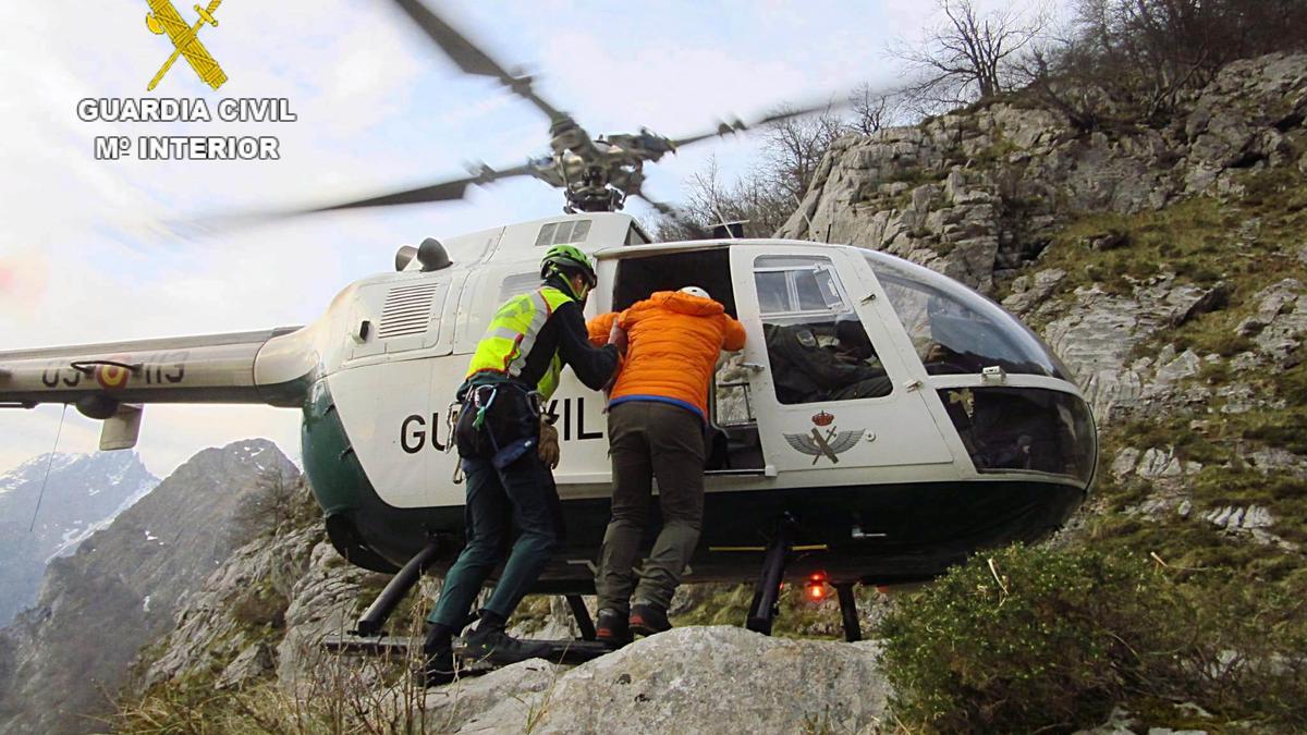 Un momento del rescate en helicóptero.